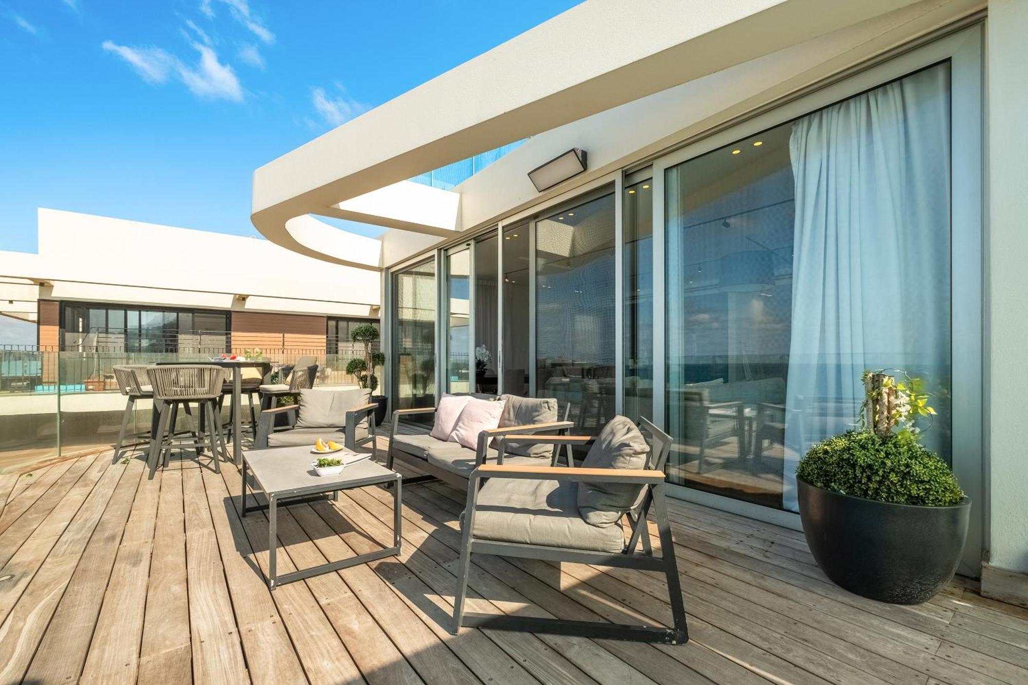 Penthouse 3Br + Roof Top + Parking - On The Beach Хайфа Экстерьер фото