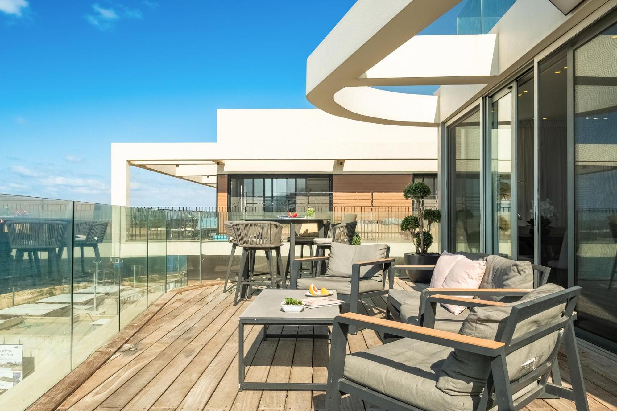 Penthouse 3Br + Roof Top + Parking - On The Beach Хайфа Экстерьер фото