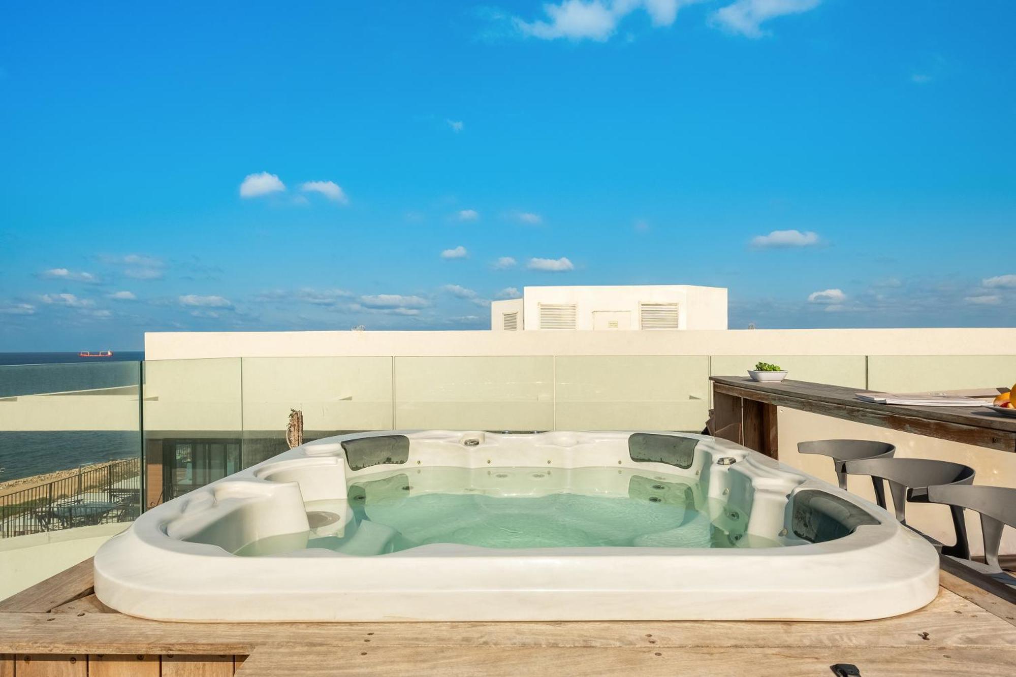 Penthouse 3Br + Roof Top + Parking - On The Beach Хайфа Экстерьер фото